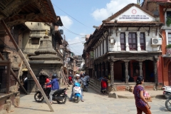 Gatuscen utanför Bhimsen temple, Durbar Square, Patan.