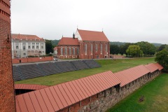 Utsikt från Kaunas slott mot den katolska kyrkan Church of St. George the Martyr, gamla staden, Kaunas.