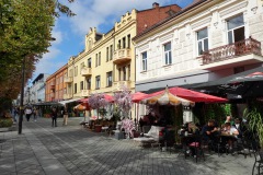 Vacker arkitektur längs gågatan Laisvės alėja (Frihetsavenyn), Kaunas.