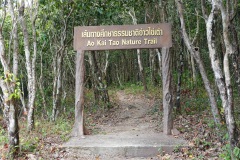 Skylten vid stranden Ao Kai Tao, Koh Chang.