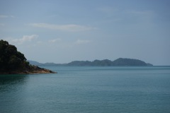 Del av Koh Phayam sedd från stranden Ao Kai Tao, Koh Chang.