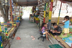 Moken-barn som leker i reggae-baren, Koh Phayam.