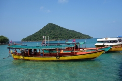 M’Pai Bay med lilla Koh Koun i bakgrunden, Koh Rong Sanloem.