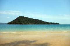 M’Pai Bay Beach med lilla Koh Koun i bakgrunden, Koh Rong Sanloem.