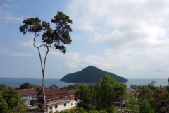 Utsikt över M’Pai Bay, Koh Rong Sanloem. Ön Koh Koun i bakgrunden.