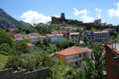 Utsikt över den gamla delen av Kruja och en del av Skanderbeg slott.