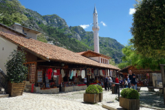 Början på marknadsgatan genom den gamla delen av Kruja. Marknaden har över 600 år på nacken!