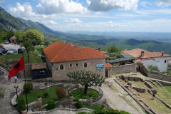 Utsikt från historiska museet över en del av vackra Kruja.