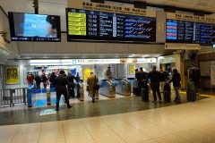 Spärrarna in till Shinkansen på Tokyo station, Tokyo.