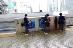 Städpersonalen väntar på att tåget ska ankomma så att dom snabbt kan gå ombord och göra sitt, Tokyo station, Tokyo.