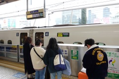 Nozomi 35 med slutdestination Hakata (Fukuoka) har anlänt, Tokyo station, Tokyo.
