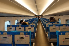 På väg till min reserverade plats i tågvagn 4 på Shinkansen Nozomi 35, Tokyo station, Tokyo.