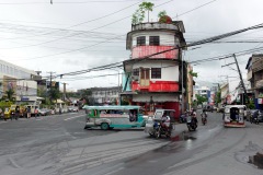 Quezon Ave till vänster och Gov. Forbes St. till höger, Legazpi City.