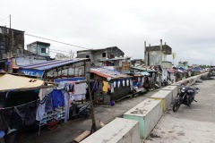 Bostadsområde längs strandpromenaden, N Legazpi Blvd, Legazpi City.