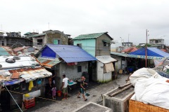 Bostadsområde längs strandpromenaden, N Legazpi Blvd, Legazpi City.