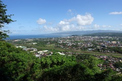 Legazpi City och stilla havet (Albay Gulf) från Ligñon Hill.