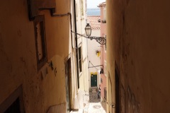 Gränd, Alfama, Lissabon.