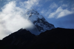 Ama Dablam (6812 m) reser sig över Dingboche vid soluppgången.