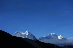 Kantega (6782 m) och Thamserku (6623 m) från Dingboche vid soluppgången.