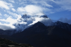 Moln drar in över Ama Dablam (6812 m), längs trekken från Dingboche till Lobuche.