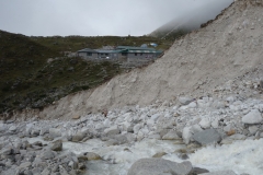 Lobuche-floden med Dughla på andra sidan, längs trekken mellan Dingboche och Lobuche.