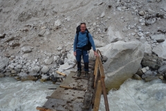 Stefan på bron över Lobuche-floden alldeles vid Dughla, längs trekken mellan Dingboche och Lobuche.