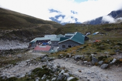 Vy ner mot Dughla en bit upp längs leden mot Lobuche.
