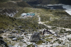Vy ner mot en grupp sherpas och Dughla en bit upp längs leden mot Lobuche.
