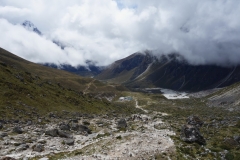 Vy ner mot en grupp sherpas och Dughla en bit upp längs leden mot Lobuche.