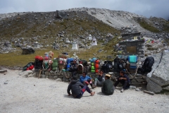 En grupp sherpas tar en vilopaus vid Everest Memorial, Chukpi Lhara (4840 m).