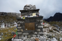 En av gravstenarna på Everest Memorial, Chukpi Lhara (4840 m).