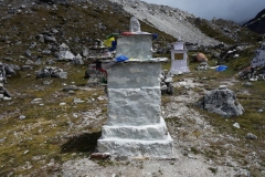 Några av gravstenarna på Everest Memorial, Chukpi Lhara (4840 m).