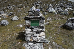 En av gravstenarna på Everest Memorial, Chukpi Lhara (4840 m).