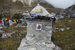 En av gravstenarna på Everest Memorial, Chukpi Lhara (4840 m).