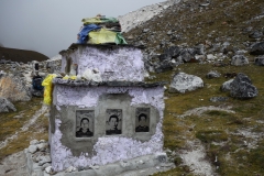 Gravsten över tre döda kineser på Everest Memorial, Chukpi Lhara (4840 m).