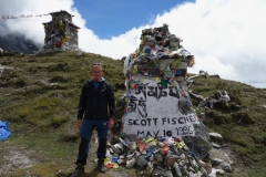 En av de mer kända gravstenarna till minne av Scott Fisher som dog på Everest i maj 1996. Tillsammans med Ed Viesturs var dessa herrar dom första amerikanerna att bestiga K2 utan syrgas. Everest Memorial, Chukpi Lhara (4840 m).