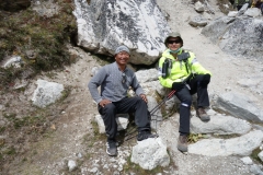 Peng och en sherpa-guide vi mötte som ville prata en stund, sista biten av leden innan Lobuche.
