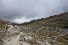 Två trekkers inom synhåll alldeles innan Lobuche.