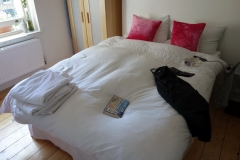 Sängen i rummet jag hyrt genom Airbnb,  Notting Hill.