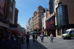 Gatuscen längs Cranbourn Street som leder till Leicester Square.