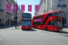 Klassiska dubbeldäckare längs gatan Piccadilly, Mayfair.