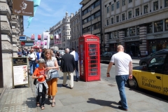 Klassisk telefonkiosk längs gatan Piccadilly, Mayfair.