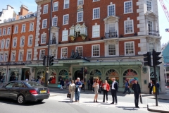 Lyxvaruhuset Fortnum & Mason längs gatan Piccadilly, Mayfair.