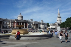 Trafalgar Square med National Gallery och kyrkan St Martin-in-the-Fields i bakgrunden.