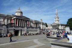 Trafalgar Square med National Gallery och kyrkan St Martin-in-the-Fields i bakgrunden.