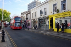 Gatuscen längs Pembridge Road.