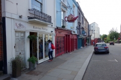 Små mysiga butiker längs Portobello Road.