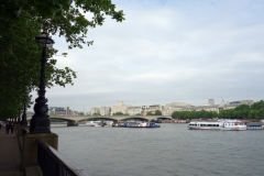 Waterloo Bridge och en skymt av Somerset House till höger i bild från Southbank Promenade, South Bank.