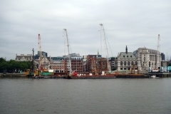 Arkitekturen på andra sidan Themsen från Gabriels Wharf, South Bank.