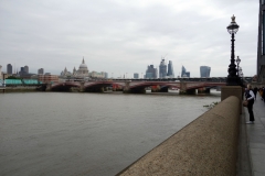 Blackfriars Bridge och St. Paul's Cathedral från South Bank.
